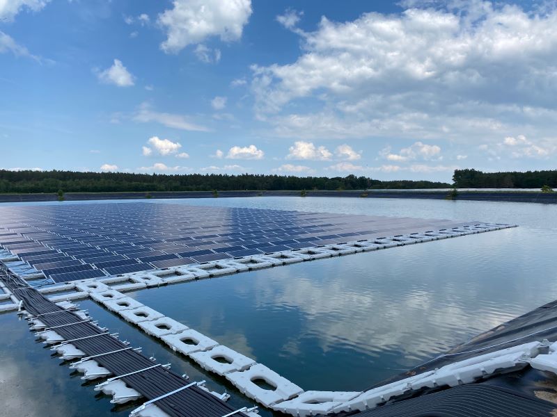 Eine schwimmende PV-Anlage auf einem See.