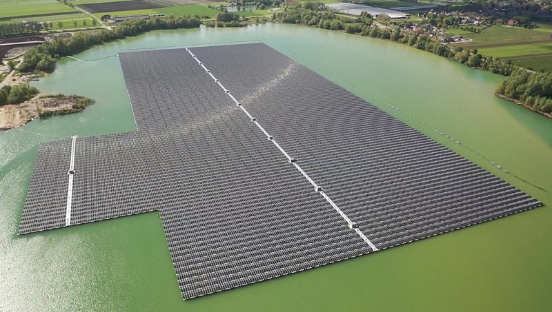 Zu sehen ist die Floating-PV-Anlage Uivermeertjes von Baywa re, mit 29,8 MW Solarstrom-Leistung eine der größten schwimmenden Photovoltaik-Anlagen der Welt.