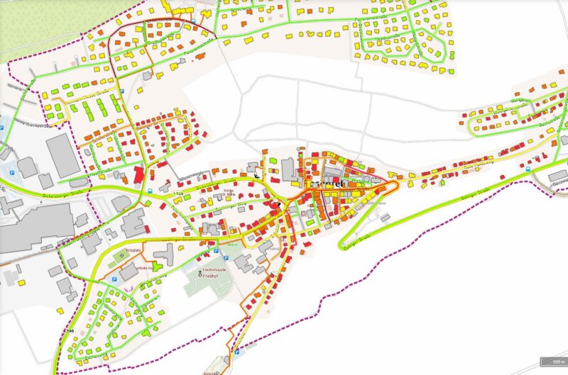 Symbolbild für kommunale Wärmeplanung. Übersichtsplan der Stadt Rosenfeld, der den Wärmebedarf der Gebäude zeigt und die Trassenführung von Fernwärmenetzen.