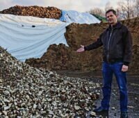 Der Präsident des Fachverbandes Biogas, Horst Seide, vor einem Lager mit Resten für die Biogaserzeugung.