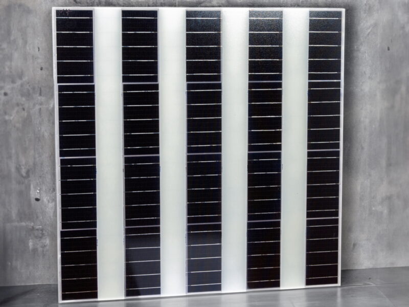 Ein Solarmodul, das in Reihen abwechselnd Zellen und intransparente Funktionsschichten hat.