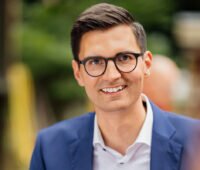 Portraitfoto von Sepp Müller outdoor.