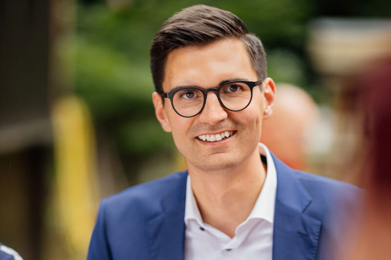 Portraitfoto von Sepp Müller outdoor.