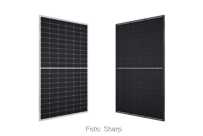 Zwei schwarze Solarmodule