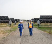 Zu sehen ist ein Photovoltaik-Solarpark, in dem das neue Glas-Glas-PV-Modul von Sharp zum Einsatz kommen könnte.