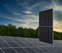 Zu sehen ist das Halbzellen-PV-Modul NU-JD540 von Sharp, das in Photovoltaik-Solarparks zum Einsatz kommen soll.