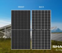 Produktfoto zeigt Vorder- und Rückseite eines neuen Solarmoduls von Sharp.