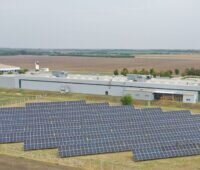 Im Bild eine Photovoltaik-Freiflächenanlage von Opera Solar, die mit Sharp Modulen ausgestattet ist.
