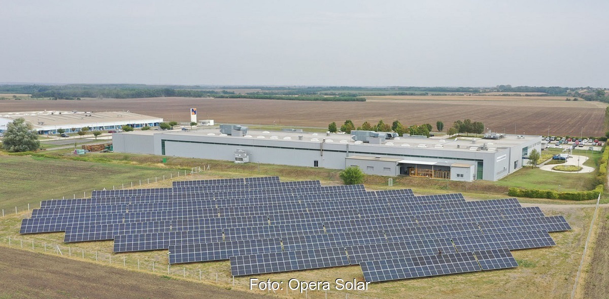 Im Bild eine Photovoltaik-Freiflächenanlage von Opera Solar, die mit Sharp Modulen ausgestattet ist.