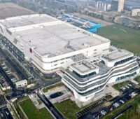 Luftbild einer großflächigen Speicher- und Wechselrichterproduktion in China.