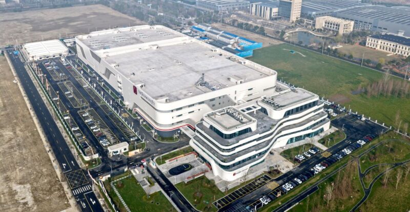 Luftbild einer großflächigen Speicher- und Wechselrichterproduktion in China.