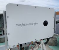 Wechselrichter von Sigenergy neben PV-Modulen.