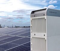 Speicher und PV-Anlage auf dem Dach der Sigenergy-Fabrik in Shanghai. Im Hintergrund Himmel und Skyline der Stadt.