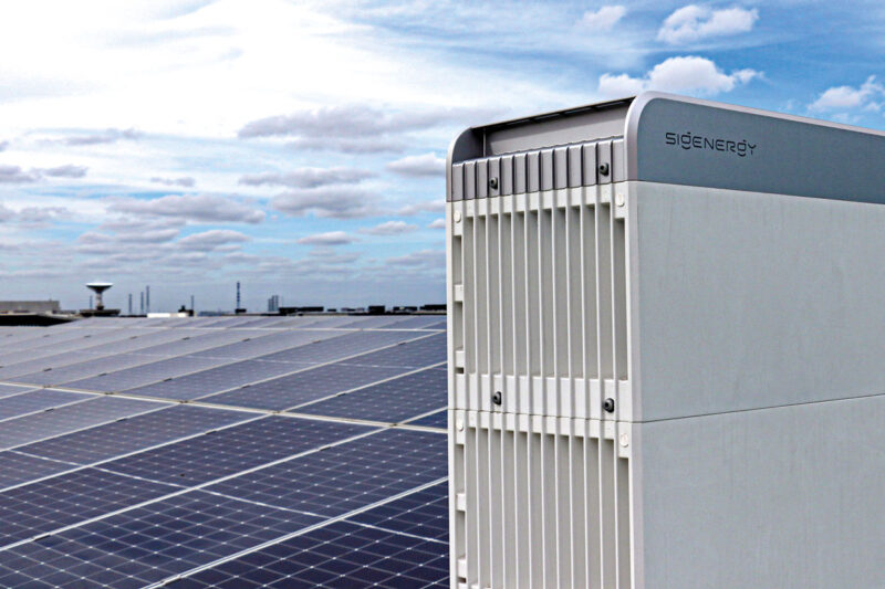Speicher und PV-Anlage auf dem Dach der Sigenergy-Fabrik in Shanghai. Im Hintergrund Himmel und Skyline der Stadt.