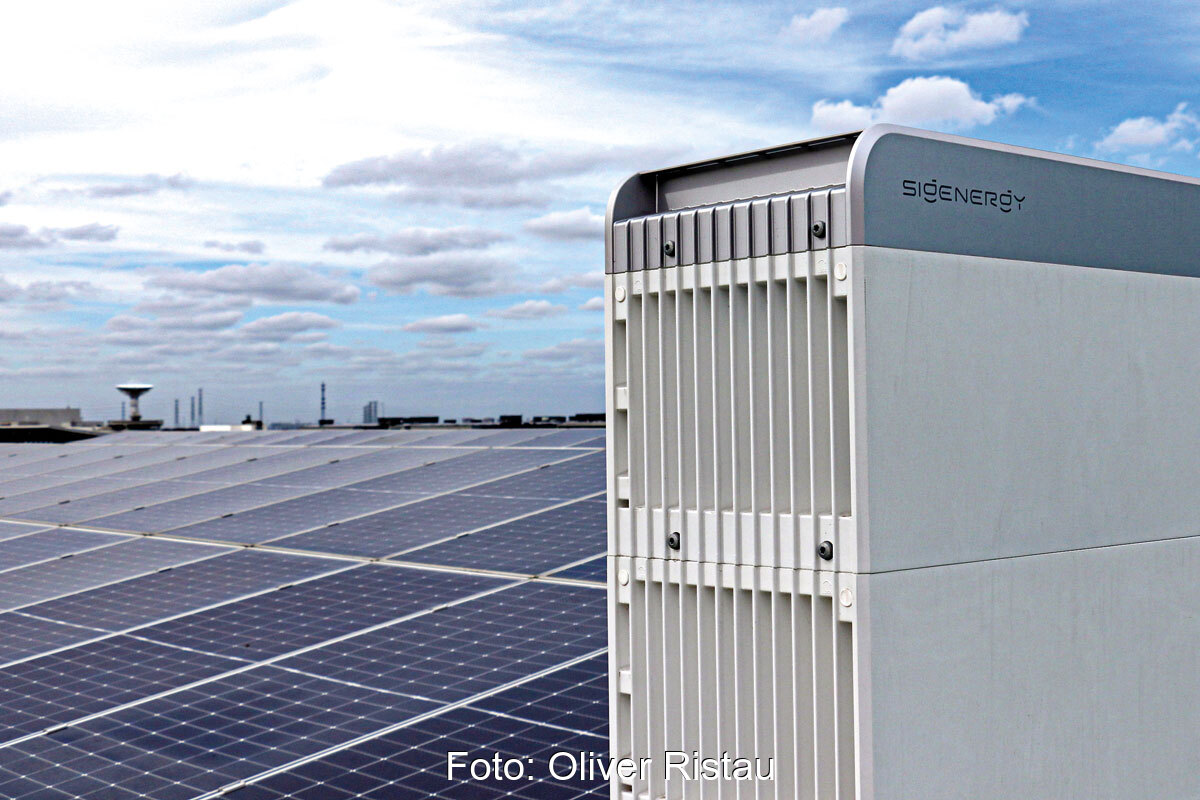 Speicher und PV-Anlage auf dem Dach der Sigenergy-Fabrik in Shanghai. Im Hintergrund Himmel und Skyline der Stadt.