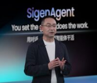 Tony Xu, Gründer und CEO von Sigenergy, bei der Vorstellung vom KI-Agent SigenAgent für Photovoltaik-Anlagen und Batteriespeicher.