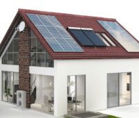 Zu sehen ist eine grafische Darstellung eines Hauses mit Photovoltaik, Solarthermie und Wärmepumpe, das mit der Simulationssoftware Polysun optimiert werden kann.