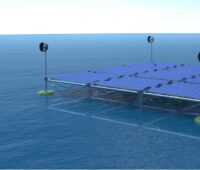 Das Bild zeigt die schwimmende Plattform, die ein Wellkraftwerk mit Photovoltaik und Wind kombiniert.