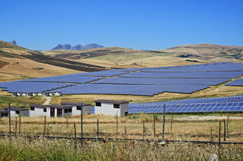 PV-Kraftwerk in hügeliger trockener Landschaft