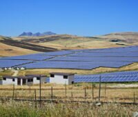 PV-Kraftwerk in hügeliger trockener Landschaft