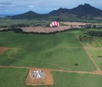 Eine drachenbasierte Flugwindkraftanlage des deutschen Herstellers Sky Sails Power speist grünen Strom aus Höhenwinden in das Inselnetz von Mauritius ein.