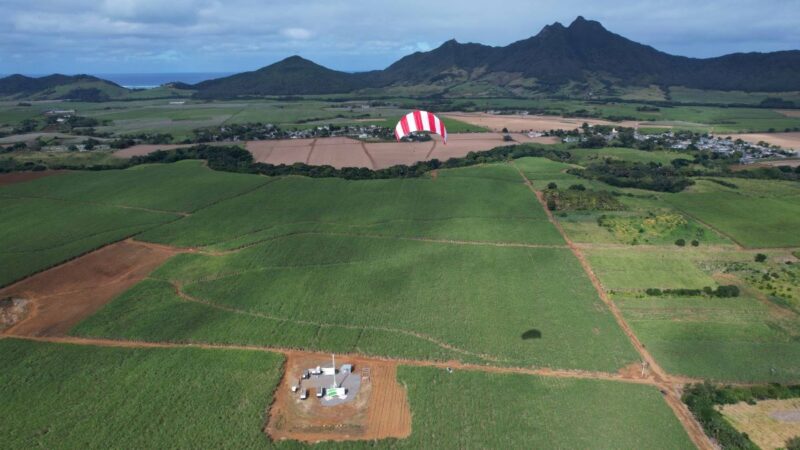 Eine drachenbasierte Flugwindkraftanlage des deutschen Herstellers Sky Sails Power speist grünen Strom aus Höhenwinden in das Inselnetz von Mauritius ein.