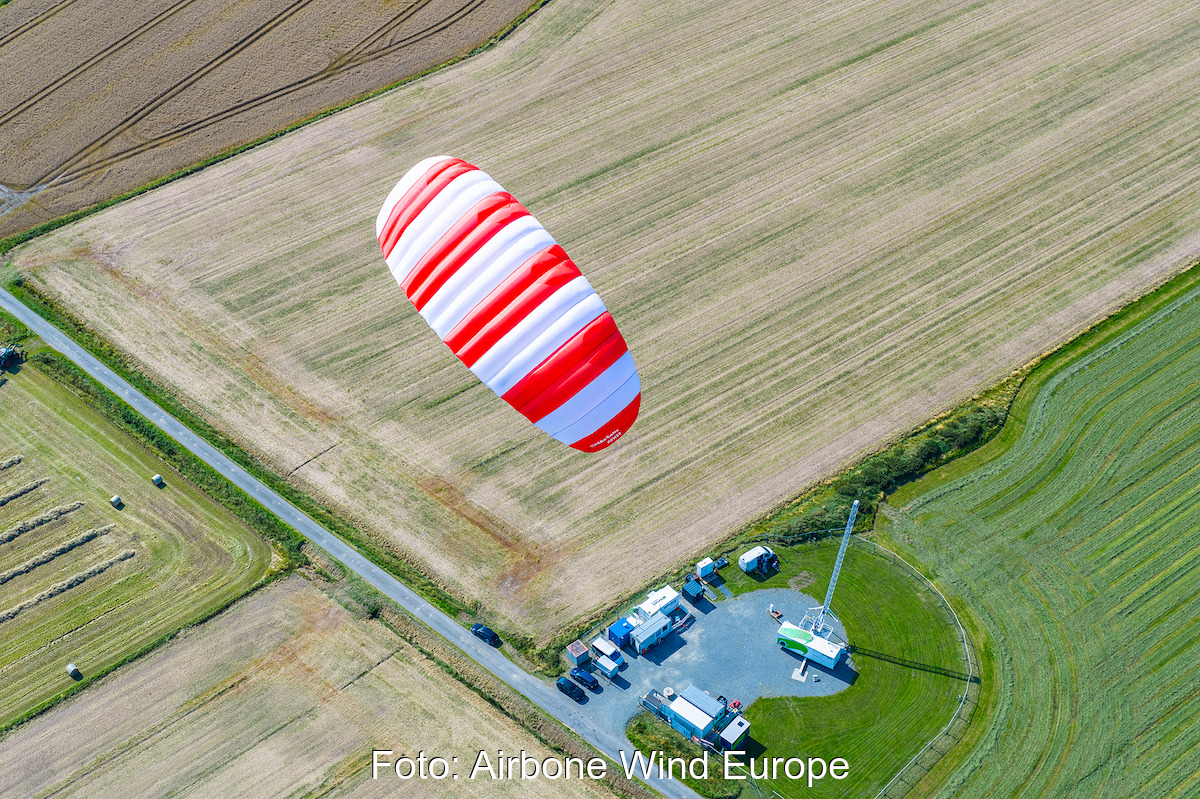 Ein rot-weiß gestreifter Kiteschirm über Ackerflächen zeigt die Flexibilität der Flugwindenergie.