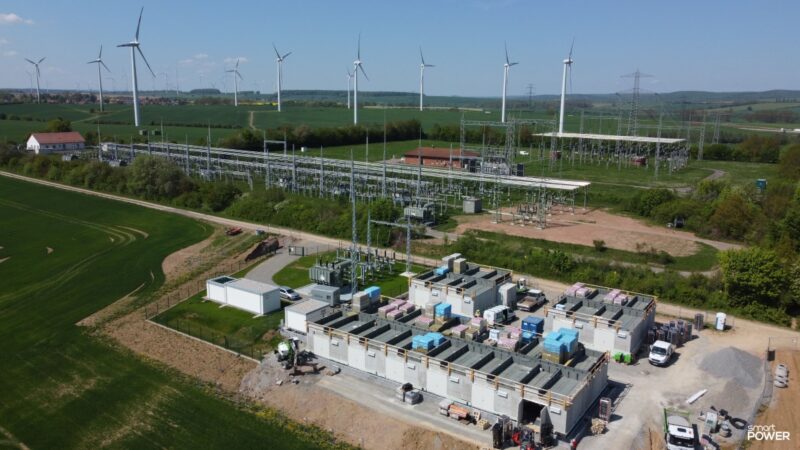 Batteriespeicher mit Windkraftanlagen