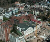 Luftaufnahme eines Stadtquartiers mit einer Baustelle - Smart East Quartier in Karlsruhe