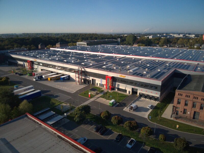 Gewerbeimmobilie mit Photovoltaikdach.