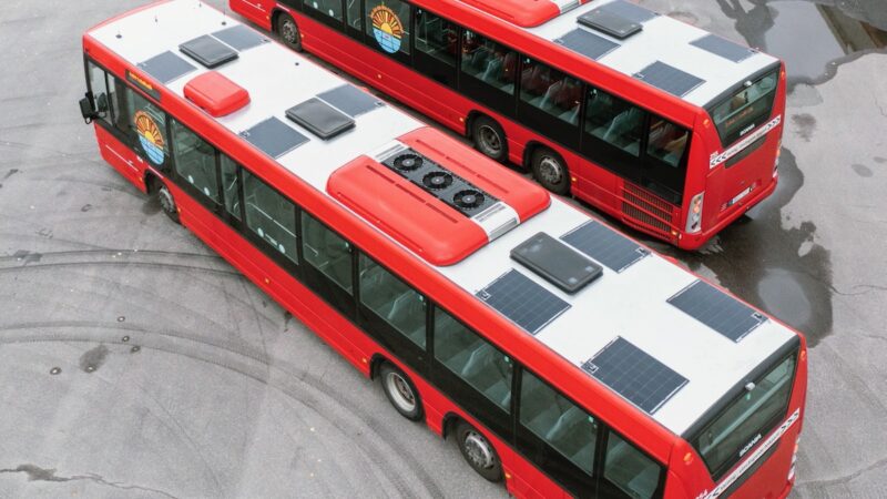 Blick von oben auf Diesel-Busse mit Solar Bus Kit