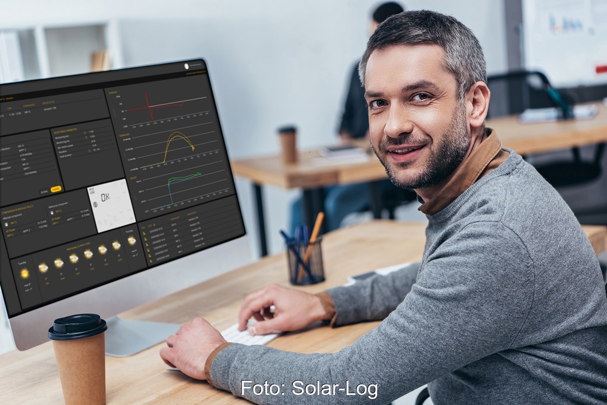 Zu sehen ist ein Mann vor einem Computer-Bildschirm, der das Onlineportal Solar-Log WEB Enerest 4 aufgerufen hat.