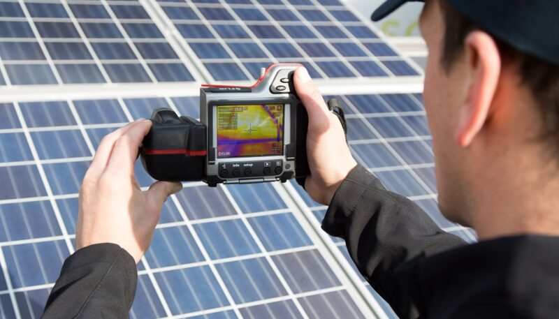 Im Bild ein Mann mit einer Thermografie-Kamera als Symbol für die unabhängige Solarberatung der Solar-Lotsen.