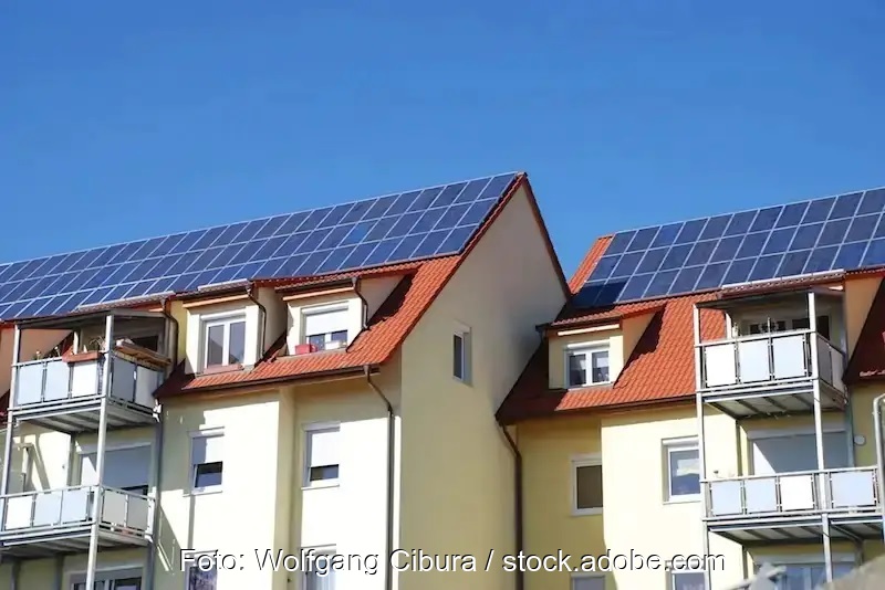 Zwei PV-Anlagen auf Mehrfamilienhäusern in der Großstadt als Beispiel für ein Mieterstromprojekt.
