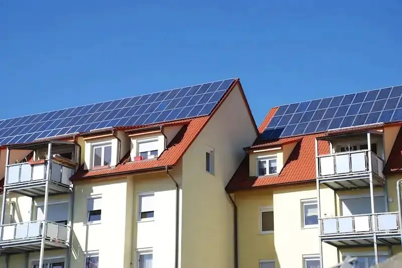 Zu sehen ist eine PV-Anlage auf einem Mehrfamilienhaus, symbolisch für Solarenergi in Großstädten.