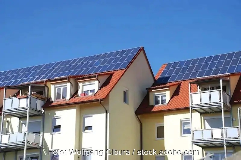 Zu sehen ist eine PV-Anlage auf einem Mehrfamilienhaus, die Solar-Mieterstrom liefern kann.