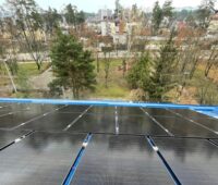 Solarstrom-Anlage auf Schule in Irpin, Ukraine