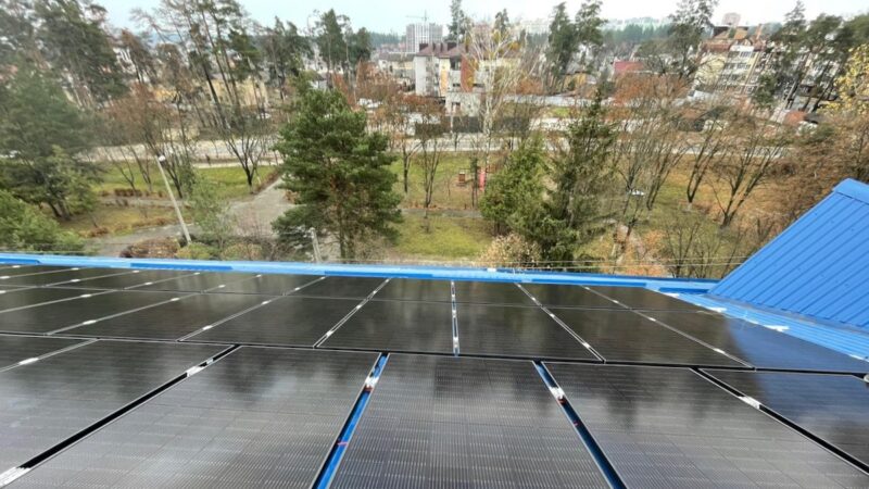 Solarstrom-Anlage auf Schule in Irpin, Ukraine