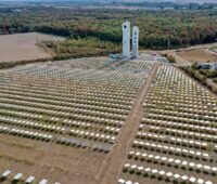 Luftbild des Solarturms in Jülich mit Heliostatenfeld