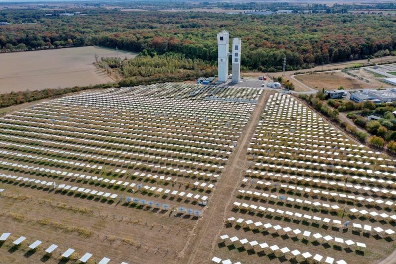 Luftbild des Solarturms in Jülich mit Heliostatenfeld