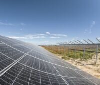 Solar-Park im Bau, Blick entlang der Modulreihen.