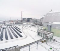 Photovoltaik neben Atomkraftwerk im Schnee