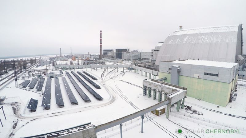 Photovoltaik neben Atomkraftwerk im Schnee