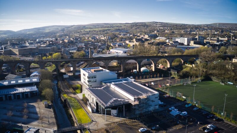 Photovoltaik-Installation am Burnley-College mit Solaredge-Technologie