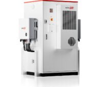 Das Bild zeigt vor einem weißen Hintergrund das neue Batteriespeichersystem in hellgrau mit einem schmalen roten Rand an der oberen Kante.