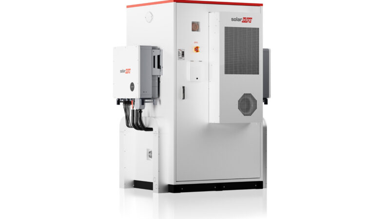 Das Bild zeigt vor einem weißen Hintergrund das neue Batteriespeichersystem in hellgrau mit einem schmalen roten Rand an der oberen Kante.