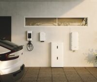 Garage mit Elektroauto und einer Wallbox.