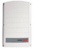 Zu sehen ist ein neuer Dreiphasen-Wechselrichter für Photovoltaik-Gewerbeanlagen von SolarEdge.