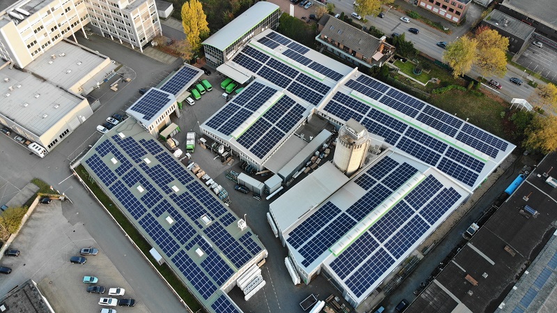 Zu sehen ist die 750-kW-Photovoltaik-Anlage beim Fensterhersteller Portawin Kriege in Essen.