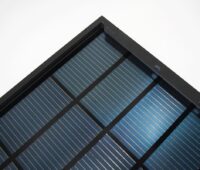 Ausschnitt eines schwarzen Solarmoduls von Solar Fabrik.